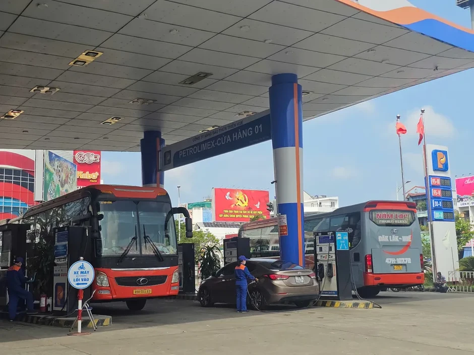 Huế xử lý cửa hàng xăng dầu chỉ bán tối đa 300.000 đồng/lượt Huế xử lý cửa hàng xăng dầu chỉ bán tối đa 300.000 đồng/lượt