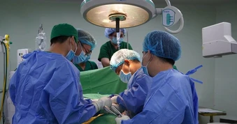 Huy động 6 chuyên khoa cứu người đàn ông ở Cần Thơ