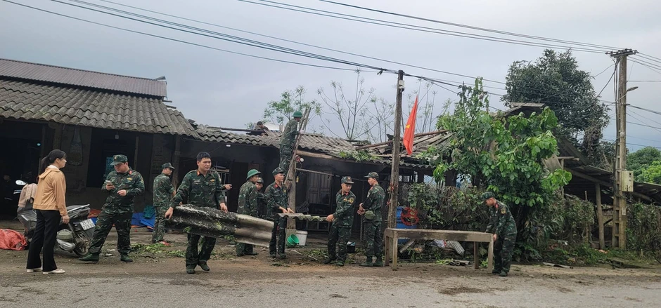 Huy động hàng trăm người khắc phục hậu quả dông lốc, giúp người dân sớm ổn định cuộc sống Huy động hàng trăm người khắc phục hậu quả dông lốc, giúp người dân sớm ổn định cuộc sống