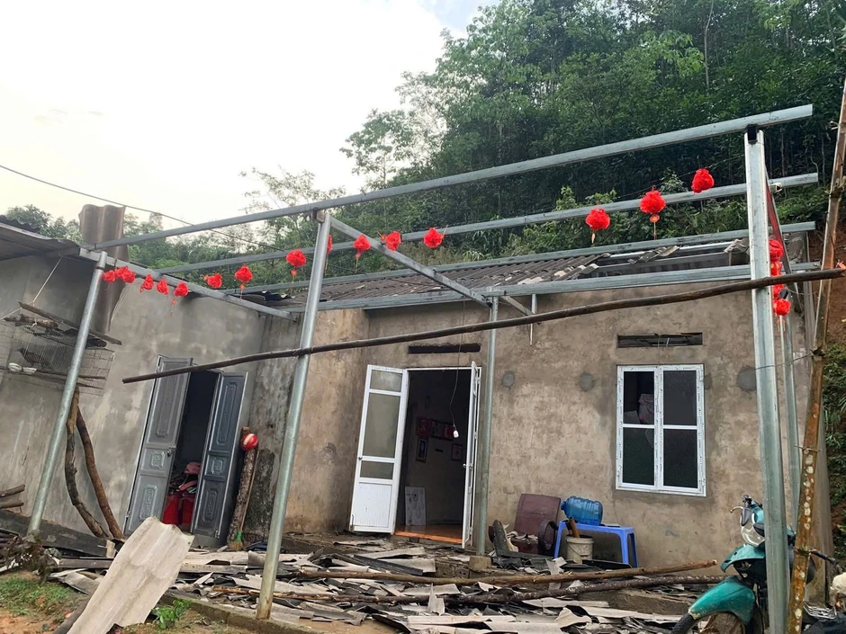 Huy động hàng trăm người khắc phục hậu quả dông lốc, giúp người dân sớm ổn định cuộc sống Huy động hàng trăm người khắc phục hậu quả dông lốc, giúp người dân sớm ổn định cuộc sống