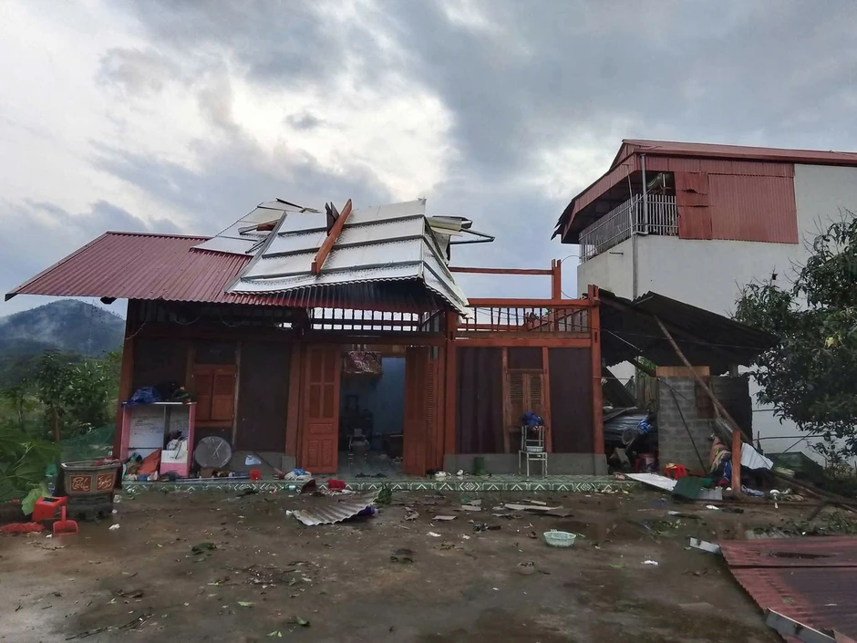 Huy động hàng trăm người khắc phục hậu quả dông lốc, giúp người dân sớm ổn định cuộc sống Huy động hàng trăm người khắc phục hậu quả dông lốc, giúp người dân sớm ổn định cuộc sống