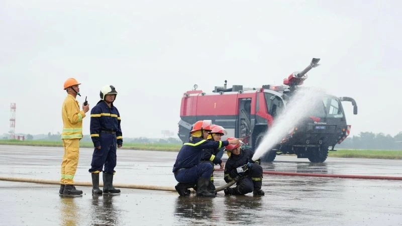 Huy động hàng trăm nhân sự diễn tập chữa cháy, cứu nạn và di dời tàu bay Huy động hàng trăm nhân sự diễn tập chữa cháy, cứu nạn và di dời tàu bay