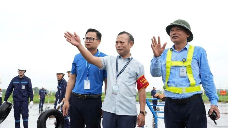 Huy động hàng trăm nhân sự diễn tập chữa cháy, cứu nạn và di dời tàu bay Huy động hàng trăm nhân sự diễn tập chữa cháy, cứu nạn và di dời tàu bay