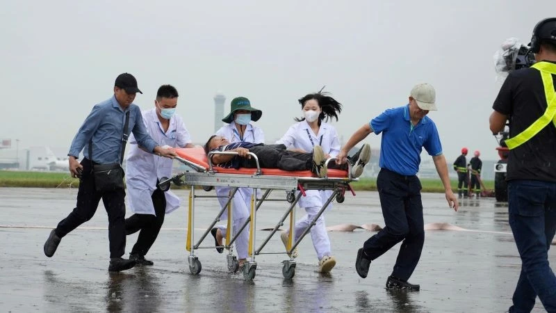 Huy động hàng trăm nhân sự diễn tập chữa cháy, cứu nạn và di dời tàu bay Huy động hàng trăm nhân sự diễn tập chữa cháy, cứu nạn và di dời tàu bay