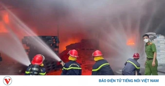 Huy động hơn 50 chiến sĩ khống chế vụ cháy tại KCN Thụy Vân, Phú Thọ