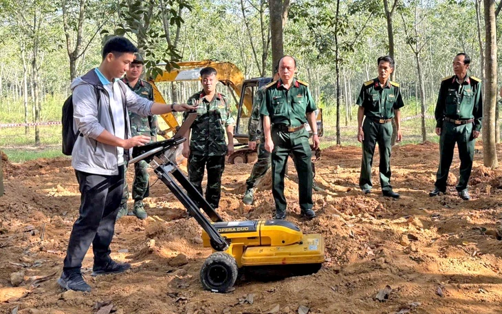 Huy động lực lượng tinh nhuệ, công nghệ hiện đại tìm kiếm hài cốt liệt sĩ tại công viên Lê Thị Riêng Huy động lực lượng tinh nhuệ, công nghệ hiện đại tìm kiếm hài cốt liệt sĩ tại công viên Lê Thị Riêng