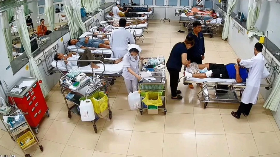 Huy động nhiều nhân viên y tế cấp cứu 5 người trong xe lật giữa đường Huy động nhiều nhân viên y tế cấp cứu 5 người trong xe lật giữa đường