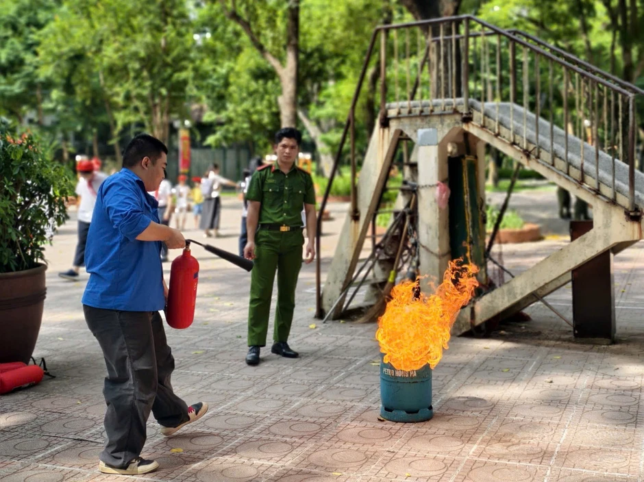 Huy động sức mạnh toàn dân tham gia phòng cháy, chữa cháy Huy động sức mạnh toàn dân tham gia phòng cháy, chữa cháy