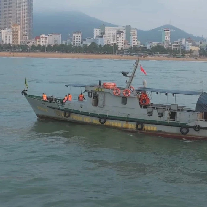Huy động tàu cá thả lưới tìm nam sinh lớp 12 mất tích trên biển Quy Nhơn Huy động tàu cá thả lưới tìm nam sinh lớp 12 mất tích trên biển Quy Nhơn