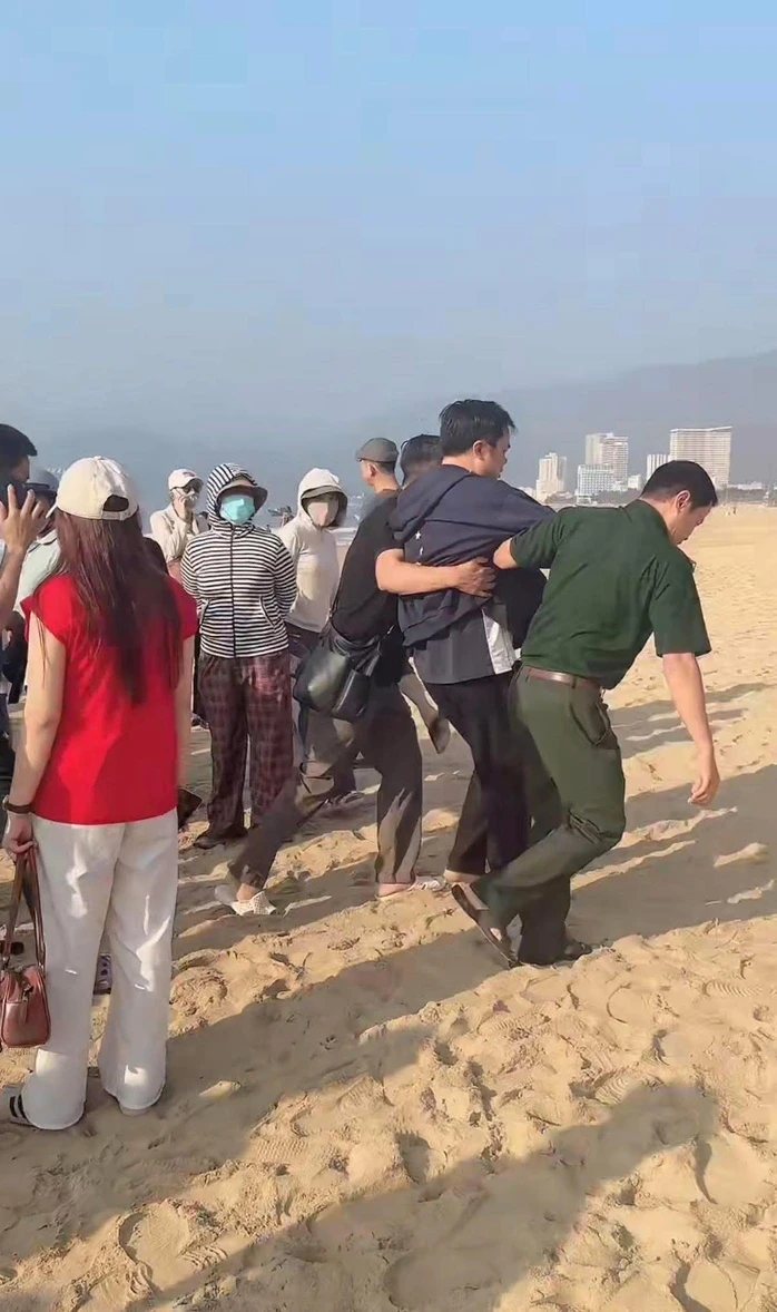 Huy động tàu cá thả lưới tìm nam sinh lớp 12 mất tích trên biển Quy Nhơn Huy động tàu cá thả lưới tìm nam sinh lớp 12 mất tích trên biển Quy Nhơn