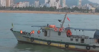 Huy động tàu cá thả lưới tìm nam sinh lớp 12 mất tích trên biển Quy Nhơn