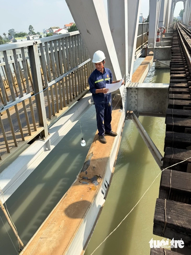 Kết cấu nhịp cầu Ghềnh bị sà lan va chạm không ổn định, hạn chế tàu lưu thông Kết cấu nhịp cầu Ghềnh bị sà lan va chạm không ổn định, hạn chế tàu lưu thông