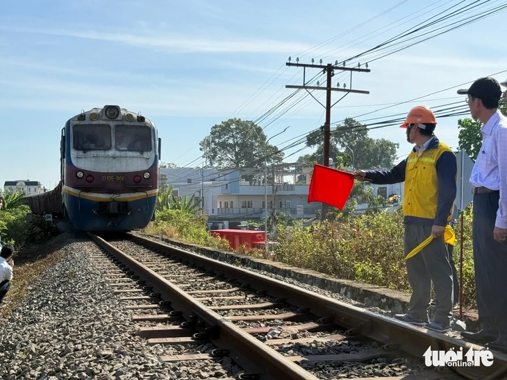 Kết cấu nhịp cầu Ghềnh bị sà lan va chạm không ổn định, hạn chế tàu lưu thông Kết cấu nhịp cầu Ghềnh bị sà lan va chạm không ổn định, hạn chế tàu lưu thông