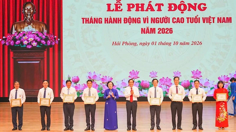 Kết hợp hài hòa giữa bảo vệ, chăm sóc và phát huy vai trò người cao tuổi Kết hợp hài hòa giữa bảo vệ, chăm sóc và phát huy vai trò người cao tuổi