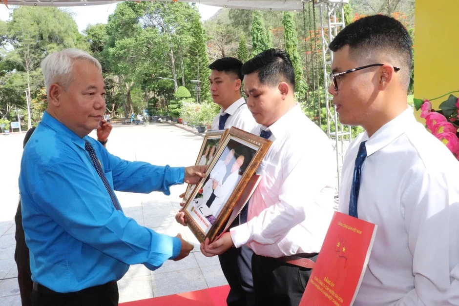 Kết nạp 19 công nhân ưu tú vào Đảng nhân dịp sinh nhật Bác Kết nạp 19 công nhân ưu tú vào Đảng nhân dịp sinh nhật Bác