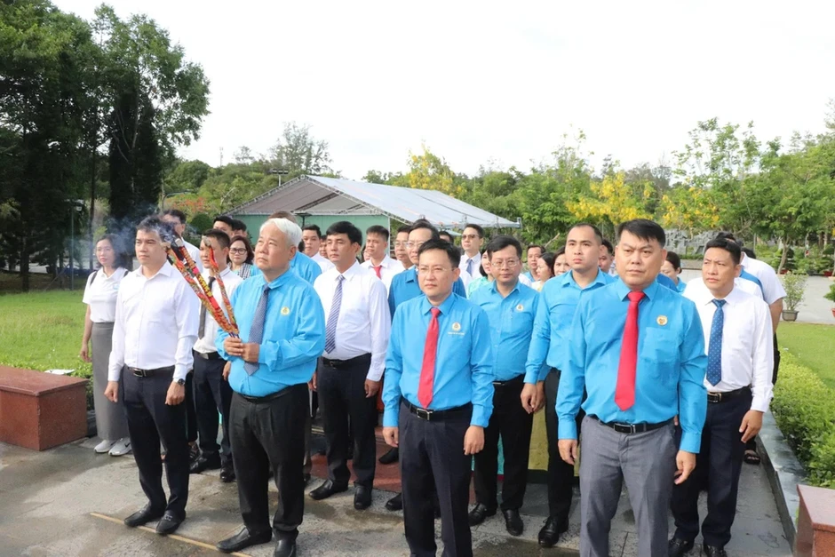 Kết nạp 19 công nhân ưu tú vào Đảng nhân dịp sinh nhật Bác Kết nạp 19 công nhân ưu tú vào Đảng nhân dịp sinh nhật Bác