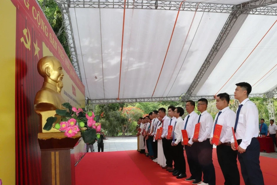 Kết nạp 19 công nhân ưu tú vào Đảng nhân dịp sinh nhật Bác Kết nạp 19 công nhân ưu tú vào Đảng nhân dịp sinh nhật Bác