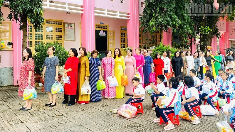 Kết nối yêu thương dưới ánh trăng rằm nơi miền biên viễn