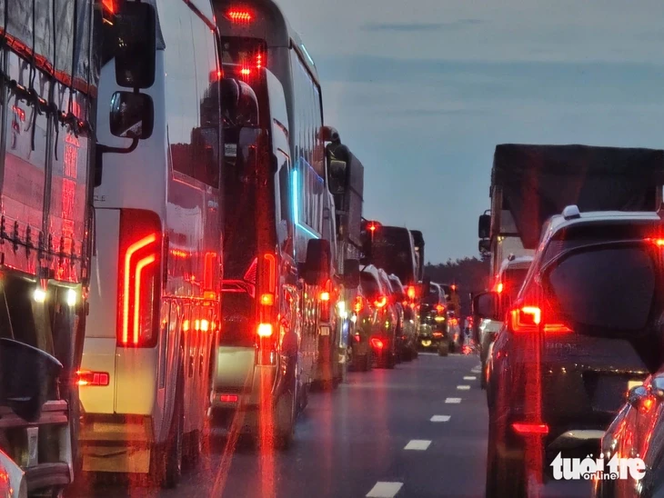 Kẹt xe nhiều đoạn trên cao tốc TP.HCM - Long Thành - Dầu Giây, CSGT hướng dẫn đi quốc lộ 1 Kẹt xe nhiều đoạn trên cao tốc TP.HCM - Long Thành - Dầu Giây, CSGT hướng dẫn đi quốc lộ 1