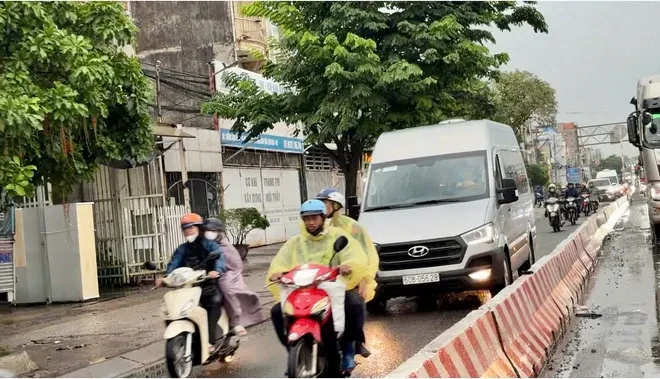 Kẹt xe trên Quốc lộ 51: Làn xe máy thành “lối thoát” cho ô tô Kẹt xe trên Quốc lộ 51: Làn xe máy thành “lối thoát” cho ô tô