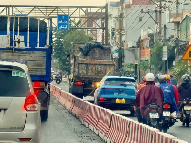Kẹt xe trên Quốc lộ 51: Làn xe máy thành “lối thoát” cho ô tô Kẹt xe trên Quốc lộ 51: Làn xe máy thành “lối thoát” cho ô tô