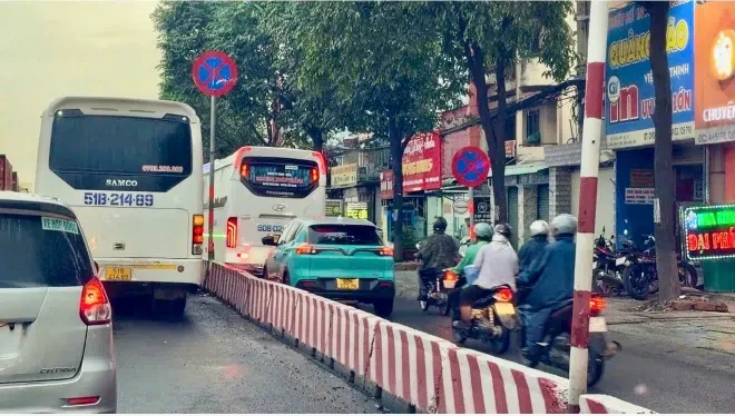Kẹt xe trên Quốc lộ 51: Làn xe máy thành “lối thoát” cho ô tô Kẹt xe trên Quốc lộ 51: Làn xe máy thành “lối thoát” cho ô tô