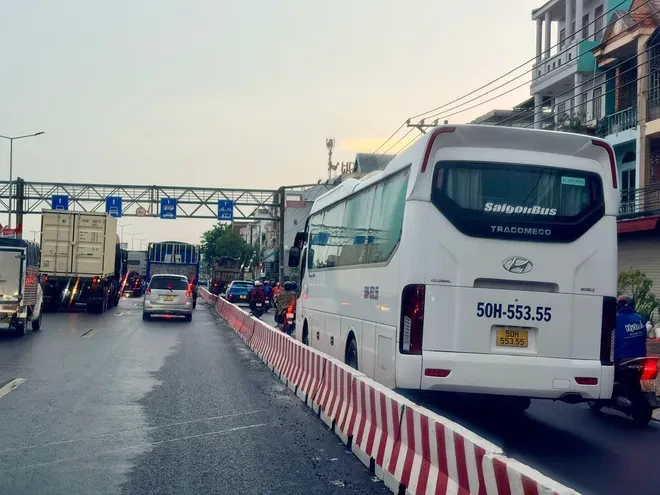 Kẹt xe trên Quốc lộ 51: Làn xe máy thành “lối thoát” cho ô tô Kẹt xe trên Quốc lộ 51: Làn xe máy thành “lối thoát” cho ô tô