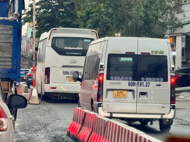 Kẹt xe trên Quốc lộ 51: Làn xe máy thành “lối thoát” cho ô tô Kẹt xe trên Quốc lộ 51: Làn xe máy thành “lối thoát” cho ô tô