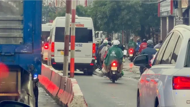 Kẹt xe trên Quốc lộ 51: Làn xe máy thành “lối thoát” cho ô tô Kẹt xe trên Quốc lộ 51: Làn xe máy thành “lối thoát” cho ô tô