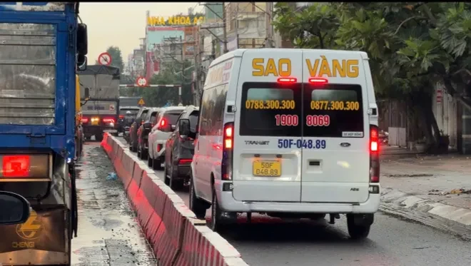 Kẹt xe trên Quốc lộ 51: Làn xe máy thành “lối thoát” cho ô tô Kẹt xe trên Quốc lộ 51: Làn xe máy thành “lối thoát” cho ô tô