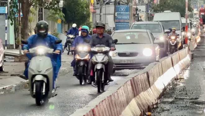 Kẹt xe trên Quốc lộ 51: Làn xe máy thành “lối thoát” cho ô tô Kẹt xe trên Quốc lộ 51: Làn xe máy thành “lối thoát” cho ô tô