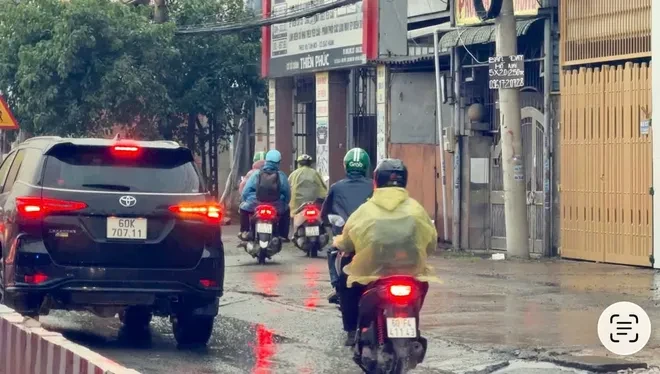 Kẹt xe trên Quốc lộ 51: Làn xe máy thành “lối thoát” cho ô tô Kẹt xe trên Quốc lộ 51: Làn xe máy thành “lối thoát” cho ô tô