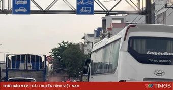 Kẹt xe trên Quốc lộ 51: Làn xe máy thành “lối thoát” cho ô tô