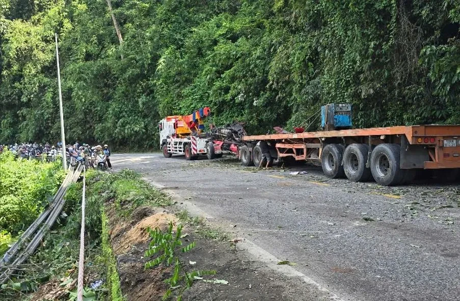 Khắc phục hậu quả tai nạn liên hoàn trên đèo Bảo Lộc làm hai xe rơi xuống vực