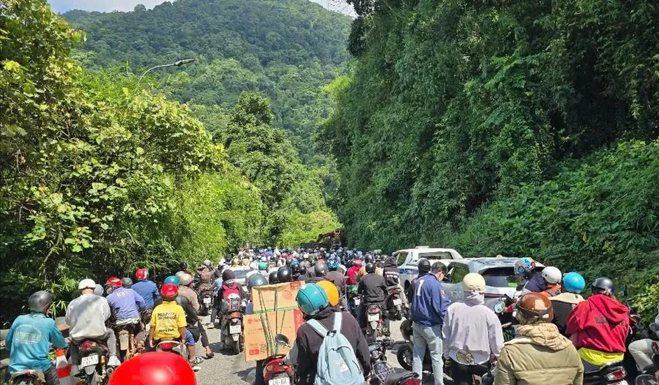 Khắc phục hậu quả tai nạn liên hoàn trên đèo Bảo Lộc làm hai xe rơi xuống vực