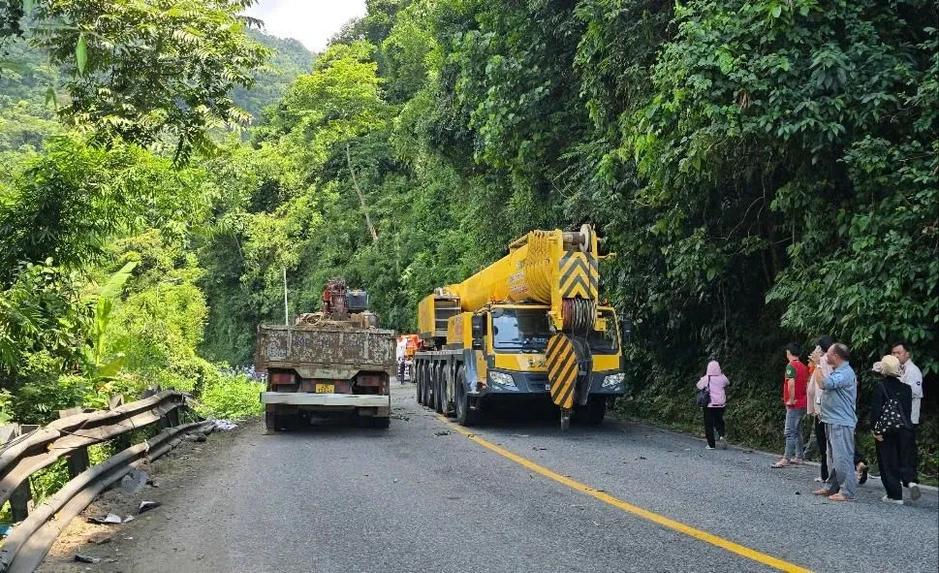 Khắc phục hậu quả tai nạn liên hoàn trên đèo Bảo Lộc làm hai xe rơi xuống vực