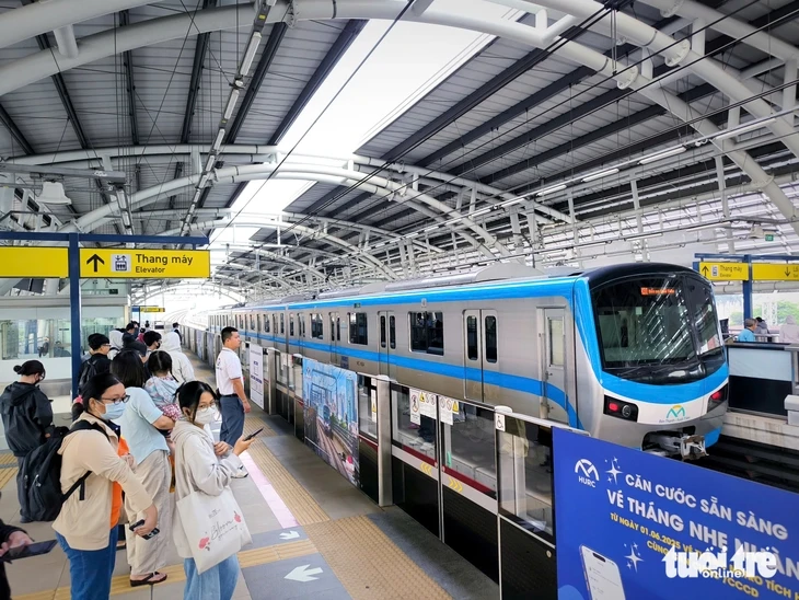 Khách đi metro số 1 tăng gần 25% sau khi xăng tăng giá