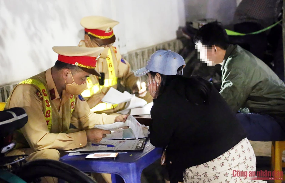 Khách thuê dính nồng độ cồn, xe đạp điện công cộng bị CSGT tạm giữ Khách thuê dính nồng độ cồn, xe đạp điện công cộng bị CSGT tạm giữ