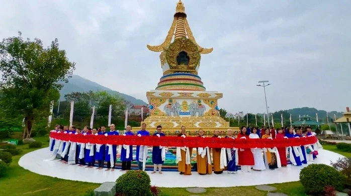 Khai mở cuộn thư pháp Đại Bi Quan Âm 200 mét trước ngày Giỗ Tổ Khai mở cuộn thư pháp Đại Bi Quan Âm 200 mét trước ngày Giỗ Tổ