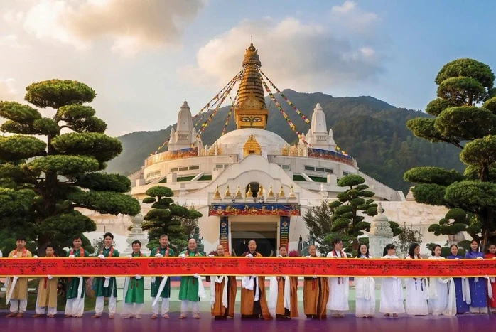 Khai mở cuộn thư pháp Đại Bi Quan Âm 200 mét trước ngày Giỗ Tổ Khai mở cuộn thư pháp Đại Bi Quan Âm 200 mét trước ngày Giỗ Tổ