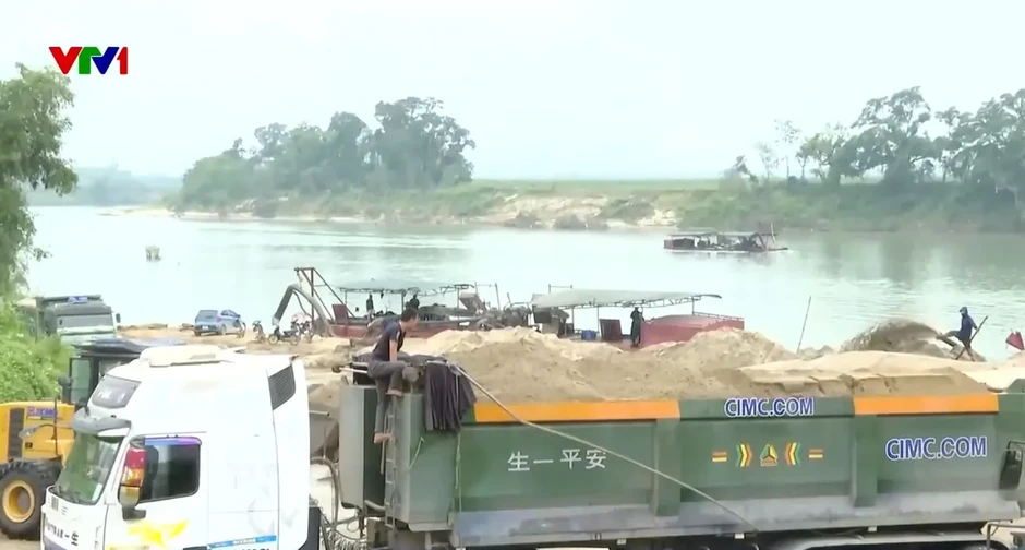 Khai thác cát gây sạt lở bờ sông ở Nghệ An, đe dọa hàng chục ha đất sản xuất Khai thác cát gây sạt lở bờ sông ở Nghệ An, đe dọa hàng chục ha đất sản xuất