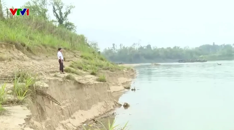 Khai thác cát gây sạt lở bờ sông ở Nghệ An, đe dọa hàng chục ha đất sản xuất Khai thác cát gây sạt lở bờ sông ở Nghệ An, đe dọa hàng chục ha đất sản xuất