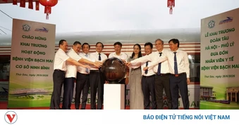 Khai trương đoàn tàu đưa y bác sĩ từ Bệnh viện Bạch Mai xuống cơ sở Ninh Bình