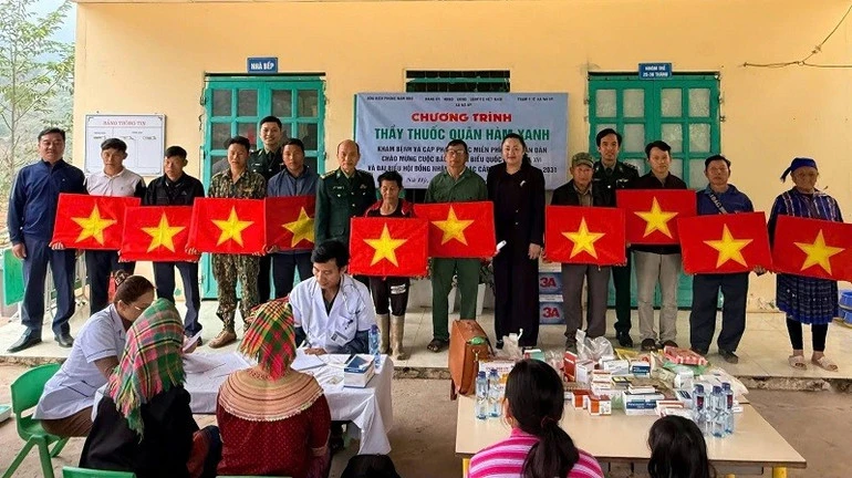 Khám bệnh, cấp phát thuốc miễn phí cho người dân xã biên giới Nà Hỳ Khám bệnh, cấp phát thuốc miễn phí cho người dân xã biên giới Nà Hỳ