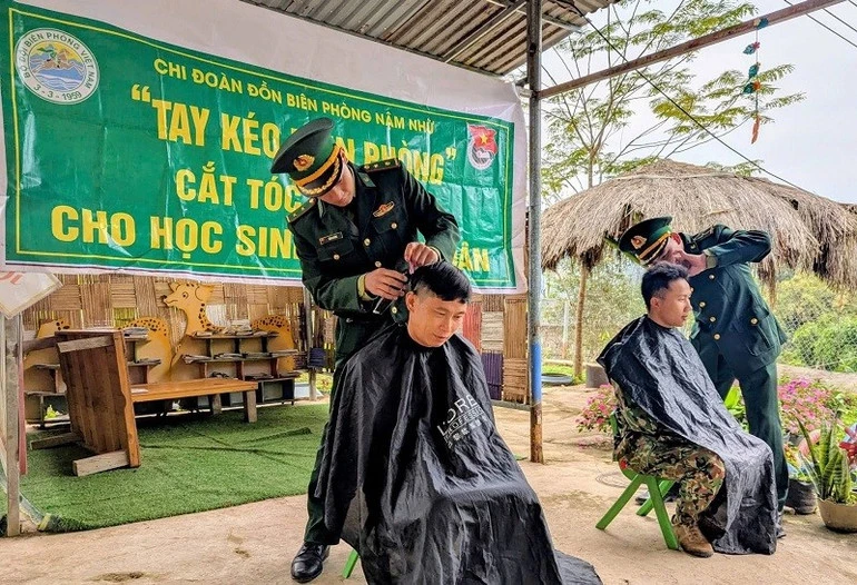 Khám bệnh, cấp phát thuốc miễn phí cho người dân xã biên giới Nà Hỳ Khám bệnh, cấp phát thuốc miễn phí cho người dân xã biên giới Nà Hỳ