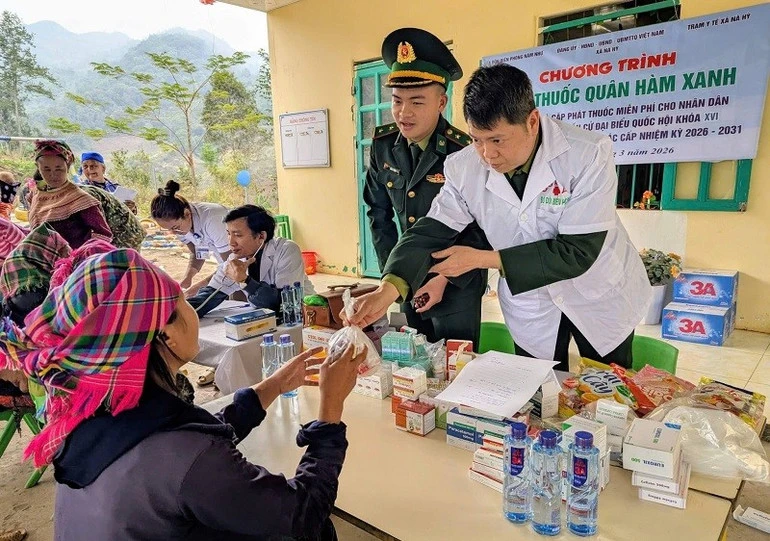 Khám bệnh, cấp phát thuốc miễn phí cho người dân xã biên giới Nà Hỳ Khám bệnh, cấp phát thuốc miễn phí cho người dân xã biên giới Nà Hỳ