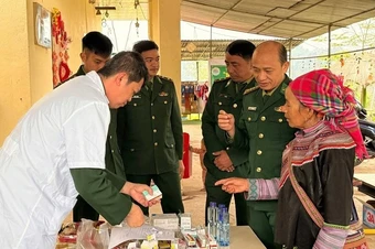 Khám bệnh, cấp phát thuốc miễn phí cho người dân xã biên giới Nà Hỳ