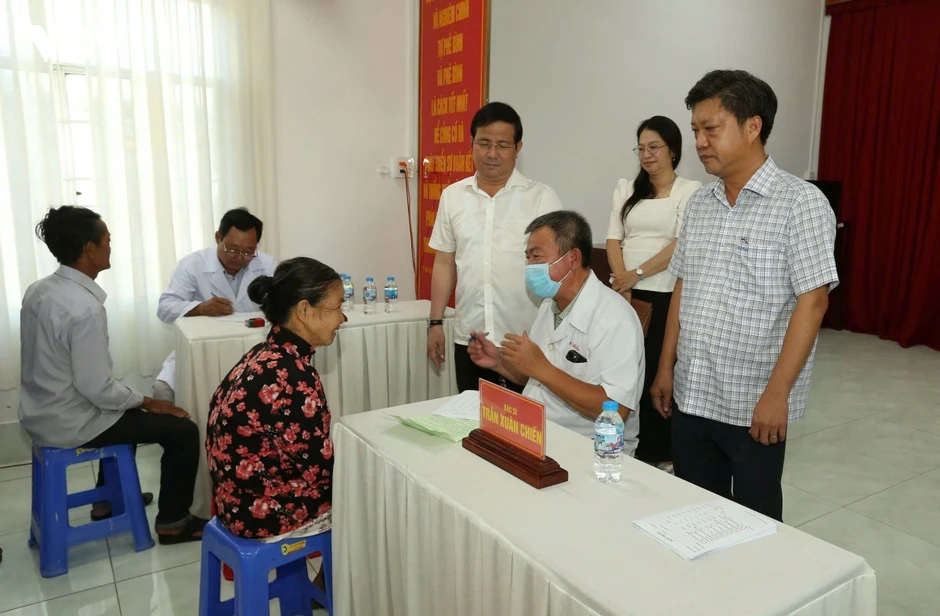Khám bệnh, tặng quà cho 200 hộ nghèo, hộ có hoàn cảnh khó khăn tại Cần Thơ Khám bệnh, tặng quà cho 200 hộ nghèo, hộ có hoàn cảnh khó khăn tại Cần Thơ