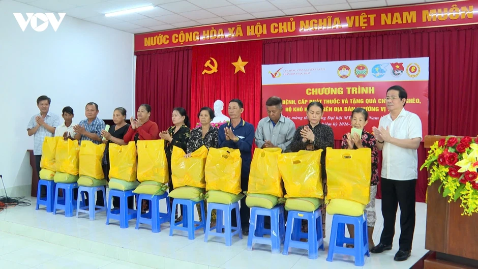 Khám bệnh, tặng quà cho 200 hộ nghèo, hộ có hoàn cảnh khó khăn tại Cần Thơ Khám bệnh, tặng quà cho 200 hộ nghèo, hộ có hoàn cảnh khó khăn tại Cần Thơ
