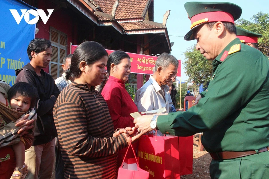 Khám bệnh, tặng quà nhân dân Campuchia dịp Tết cổ truyền Chol Chnam Thmey Khám bệnh, tặng quà nhân dân Campuchia dịp Tết cổ truyền Chol Chnam Thmey